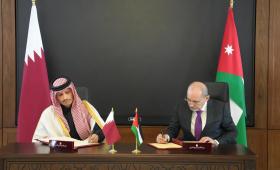 أيمن الصفدي ومحمد بن عبد الرحمن آل ثاني يوقعان محضر اجتماع الدورة الخامسة للجنة العليا الأردنية - القطرية المشتركة، عمان 18/1/2026 | وزارة الخارجية الأردنية