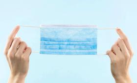 شخص يمسك قناع طبي | تعبيرية freepik