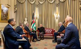 الملك خلال لقائه رئيس أركان الدفاع في المملكة المتحدة 16/2/2026 | الديوان الملكي