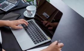 شخص يعمل على حاسوب محمول | تعبيرية