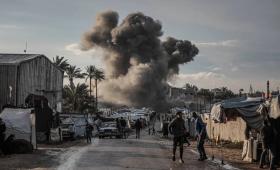 تصاعد الدخان بعد غارة إسرائيلية قرب مخيم يؤوي نازحين في دير البلح بوسط قطاع غزة | وكالة الأنباء الألمانية