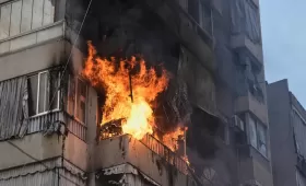 دخان ولهب يتصاعدان من مبنى سكني عقب غارة جوية إسرائيلية في وسط بيروت | أسوشييتد برس