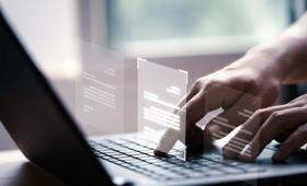 شخص يستخدم حاسوبا محمولا | تعبيرية freepik