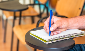 طالب يكتب | تعبيرية freepik