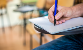 شخص خلال تقديم امتحان | تعبيرية freepik