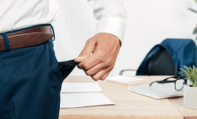 شخص يخرج جيبه الفارغ | تعبيرية freepik