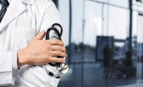 طبيب يحمل سماعة طبية | تعبيرية