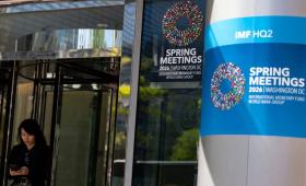 لافتات اجتماعات الربيع لصندوق النقد الدولي لعام 2026 خارج مقر الصندوق في واشنطن | وكالة الأنباء الفرنسية