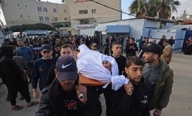 مشيعون يحملون جثمان فلسطيني استشهد إثر غارة إسرائيلية على دير البلح | وكالة الأنباء الفرنسية