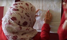 معلمة تراجع جدول الحصص | تعبيرية