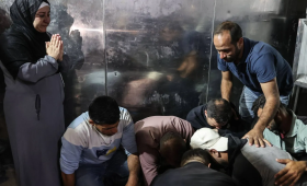 فلسطينيون يودعون شهدائهم في مستشفى الشفاء بمدينة غزة 10/5/2026 | وكالة الأنباء الفرنسية