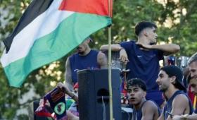 لامين يامال يحمل علم فلسطين