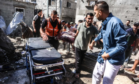 فرق الدفاع المدني الفلسطيني في موقع غارة إسرائيلية استهدفت خانيونس جنوب غزة 14/6/2026 | وكالة الأنباء الفرنسية