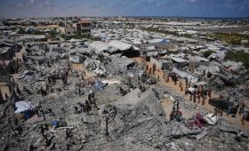 خيام نازحين وسط انقاض مباني دمرتها غارات الاحتلال الإسرائيلي في خانيونس جنوبي قطاع غزة | أسوشيتد برس
