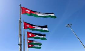 العلم الأردني يرفرف على السواري