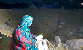 فلسطينية تبيت ليلتها في العراء بعد استهداف الاحتلال خيام النازحين في حي الشيخ عجلين 23/6/2026