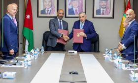 جانب من توقيع الجامعة الأردنية وشركة "رؤية عمّان"  اتفاقية لتركيب آلات استرجاع المواد القابلة لإعادة تدوير النفايات الصلبة 5/7/2026