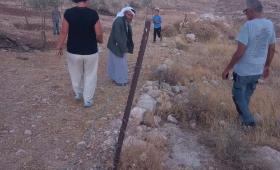 المزارع الفلسطيني إبراهيم الجبور يتفقد آثار تخريب سياج أرضه في منطقة حوارة بمسافر يطا جنوبي الخليل 30/7/2026 | فلسطين بوست