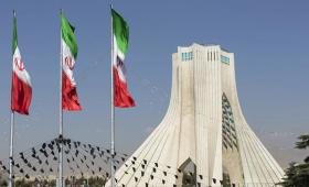 العلم الإيراني يرفرف بالقرب من برج الحرية " آزادي" في طهران
