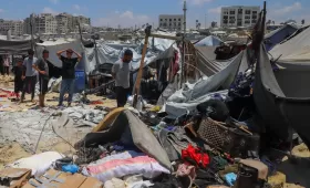 فلسطينيون يتفقدون موقع غارة إسرائيلية استهدفت خيمة في مخيم لإيواء النازحين بمدينة غزة | رويترز