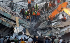أشخاص يتجمعون فيما يحاول عناصر الدفاع المدني إنقاذ الأشخاص العالقين تحت أنقاض مبنى منهار في مدينة غزة 16/9/2026 | رويترز