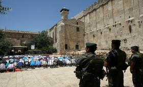 فلسطينيون يؤدون إحدى الصلوات خارج أسوار الحرم الإبراهيمي جراء إغلاقه من قبل الاحتلال في وقت سابق | Getty Images