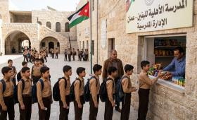 صورة تعبيرية لطلبة يشترون من مقصف مدرستهم مولدة بالذكاء الاصطناعي