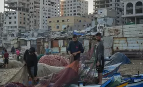 صيادون فلسطينيون يعملون على شباك صيدهم 13/9/2026 | أسوشييتد برس