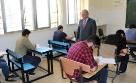 وزير التربية عزمي محافظة في جولة تفقدية خلال إحدى دورات امتحان التوجيهي السابقة